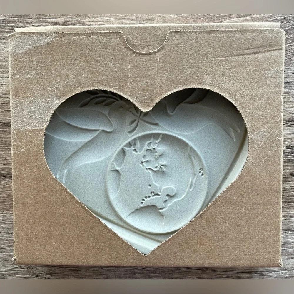 NIB The Pampered Chef PEACE ON EARTH Stoneware Cookie Mold Box & Recipe Booklet